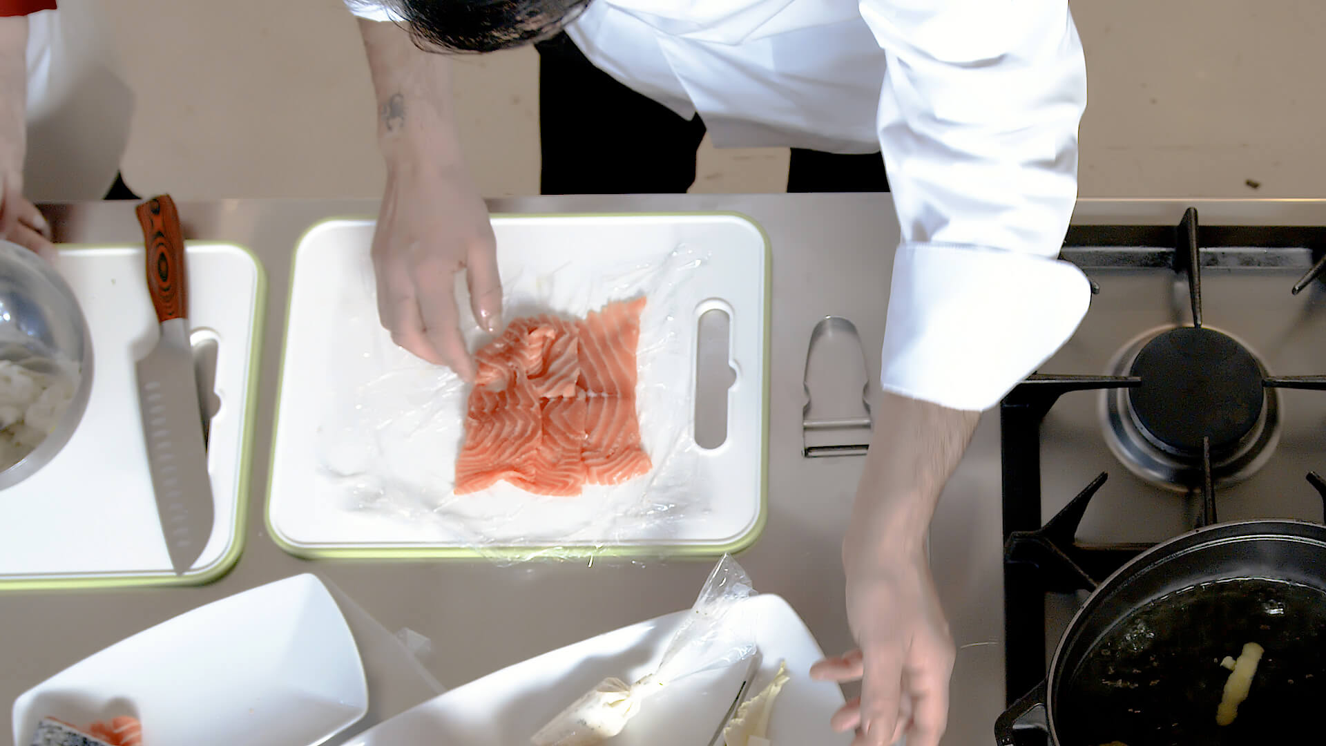 4.-Adagiare-il-salmone-a-fette-sottili-salato-e-pepato