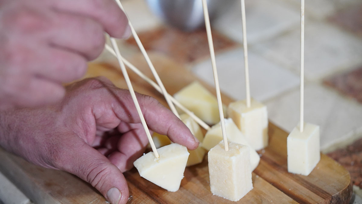 Spiedini di formaggio in manto di patate