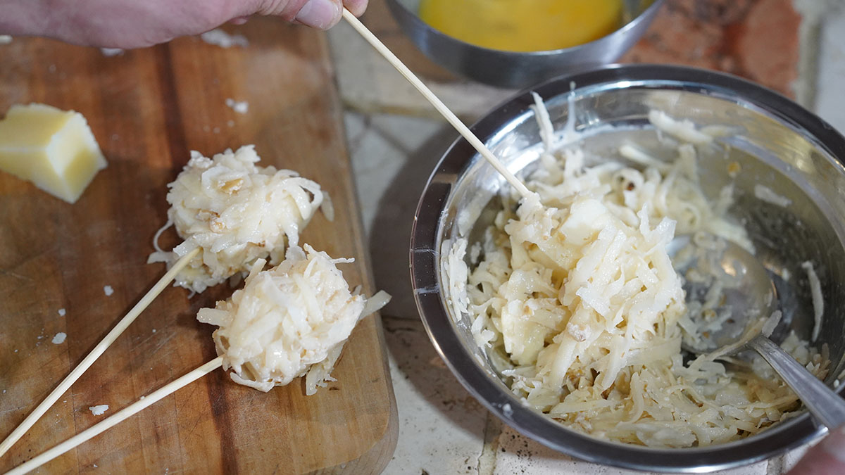 Spiedini di formaggio in manto di patate