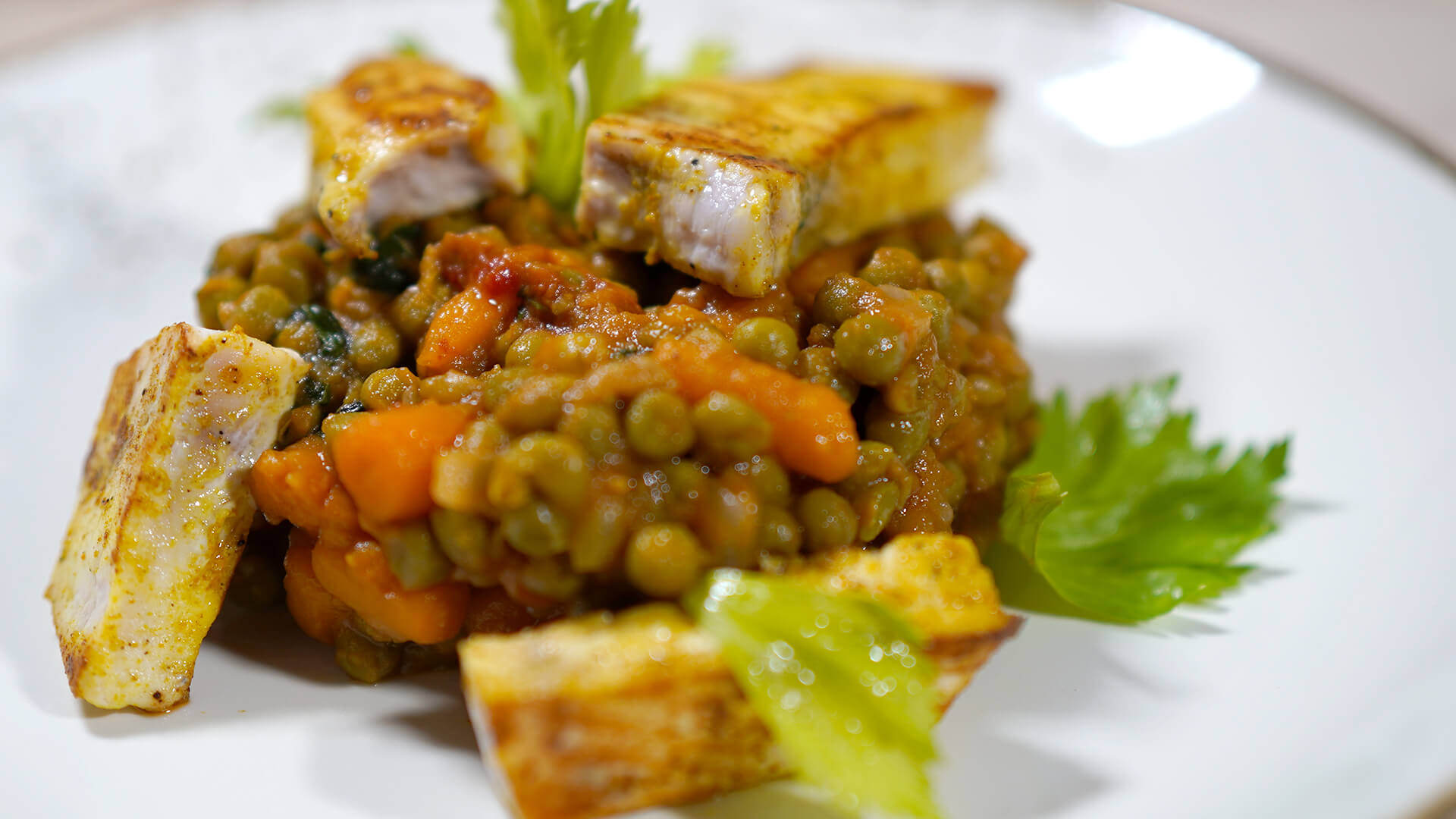 Pesce spada al curry con carote e piselli