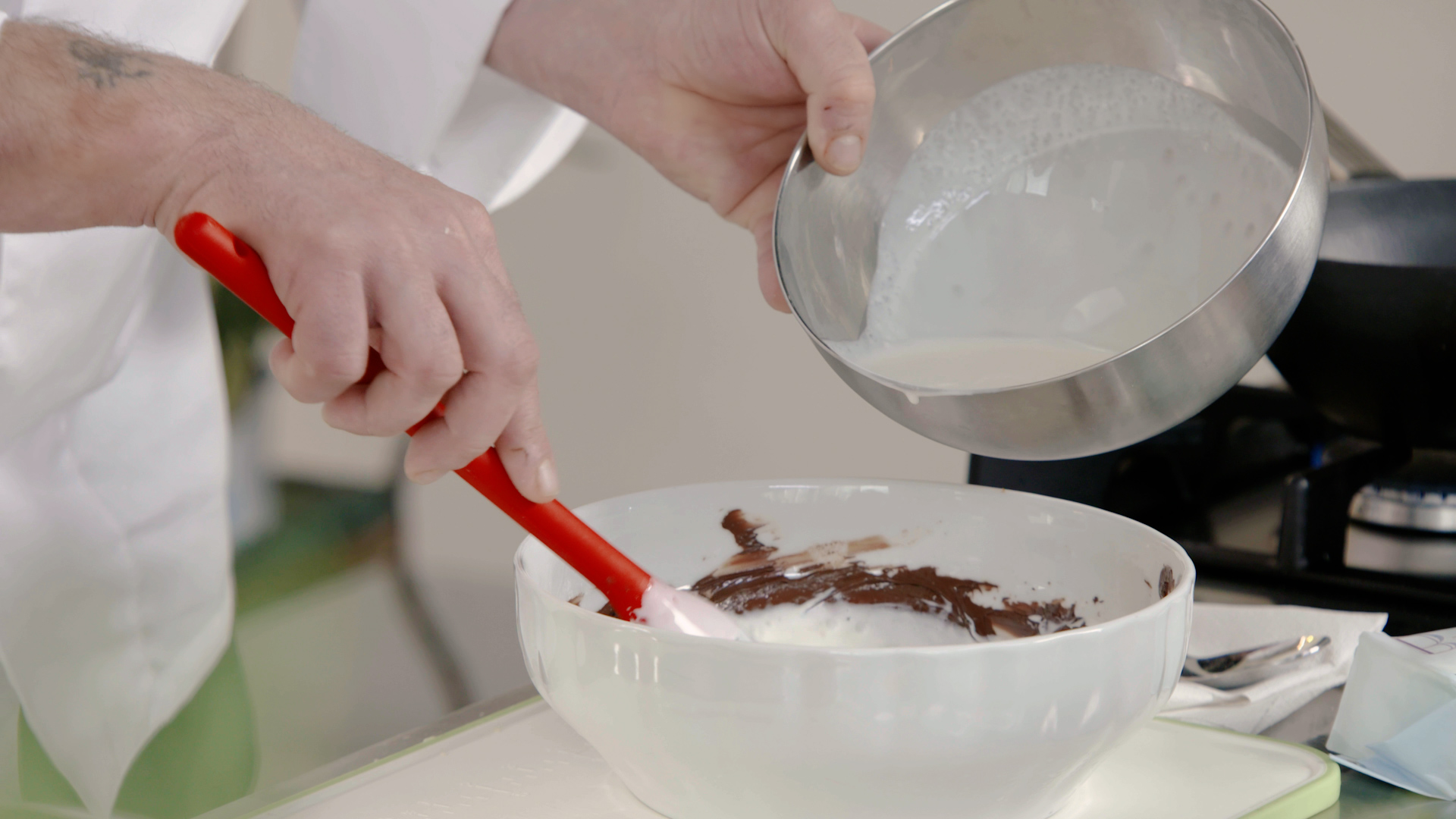 Step 4) Unire il cioccolato fuso alla panna precedentemente riscaldata, girare e lasciare rassodare in frigorifero per 20 minuti